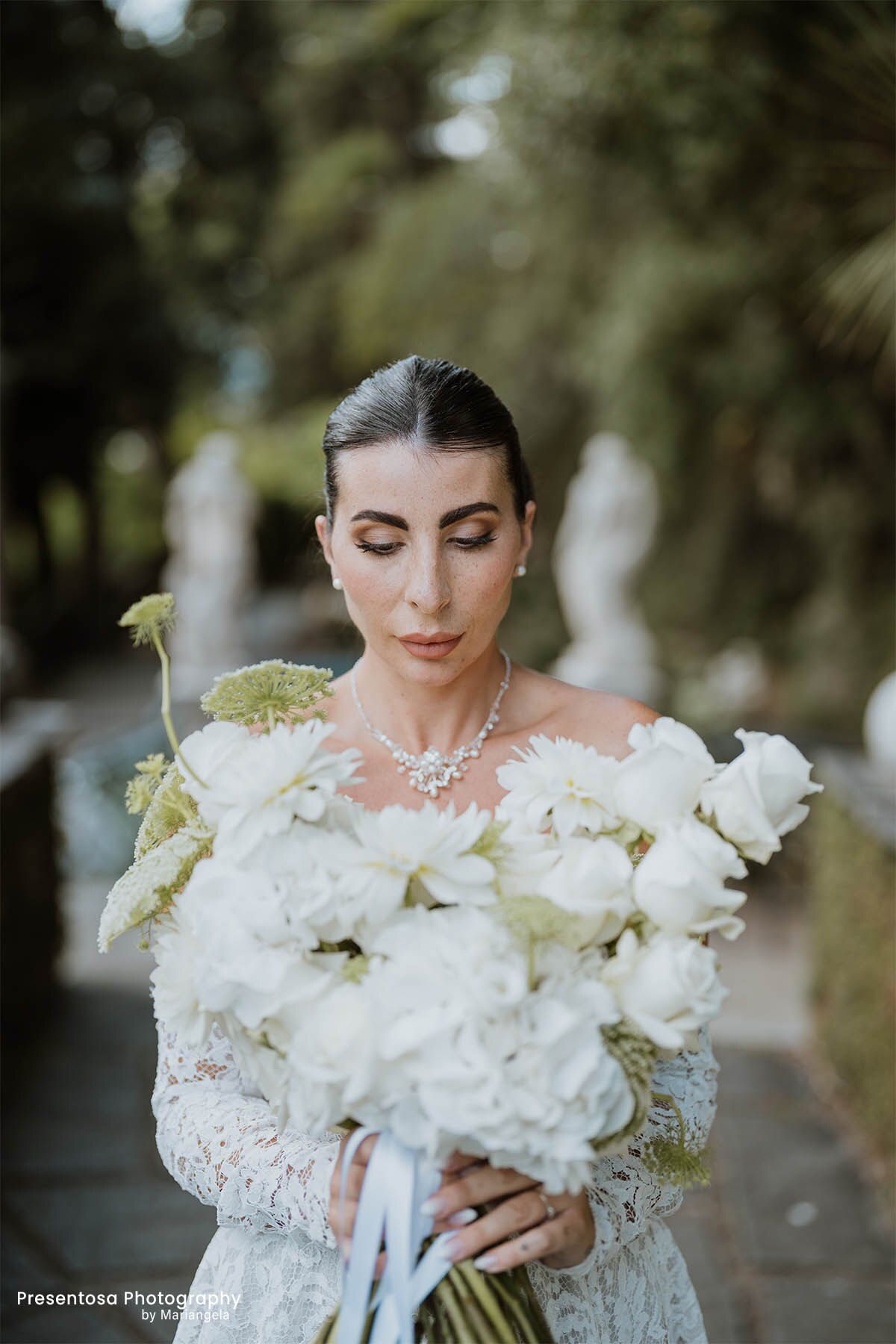 Sposa con un bouquet bianco di ortensie e rose