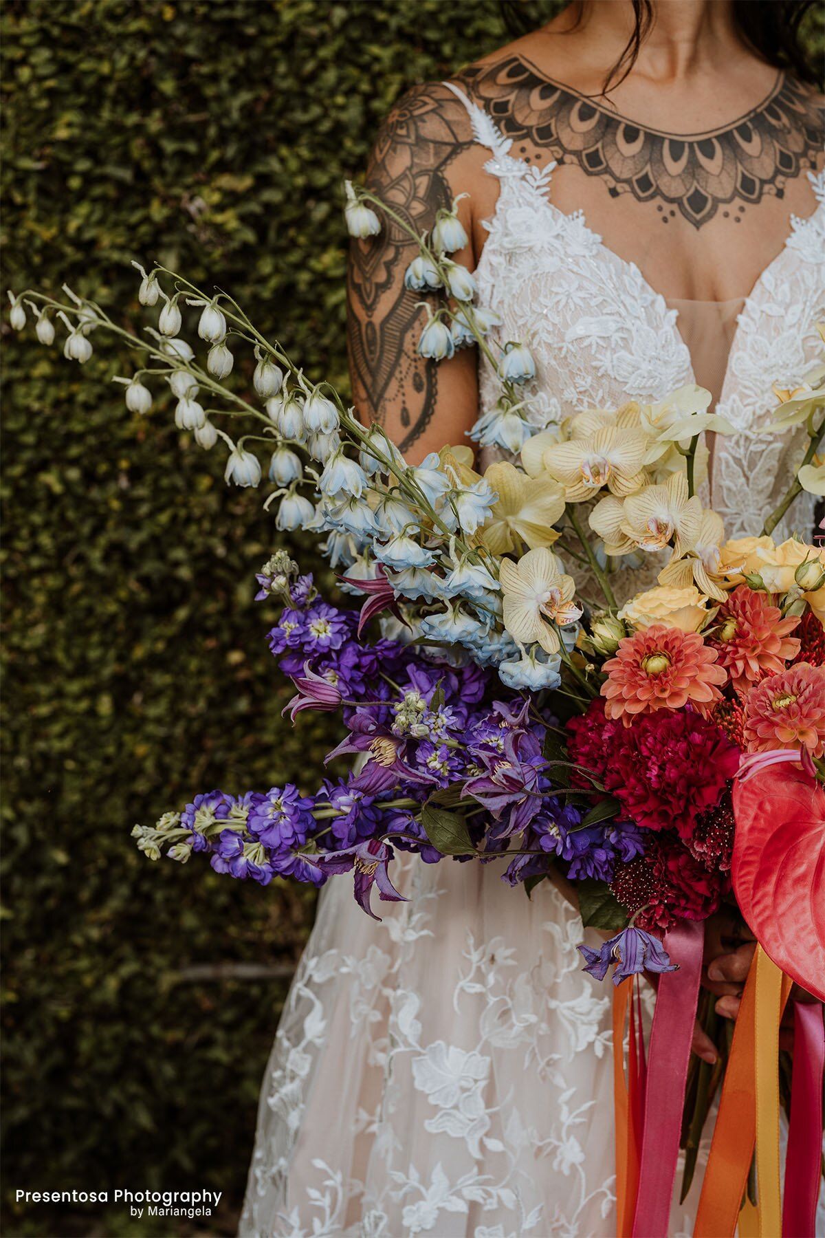 Bouquet da sposa con delphinium blu, anthurium rossi e nastri