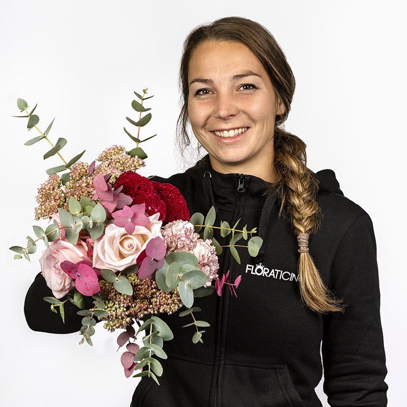 Sara di FLORA Ticino con un bouquet
