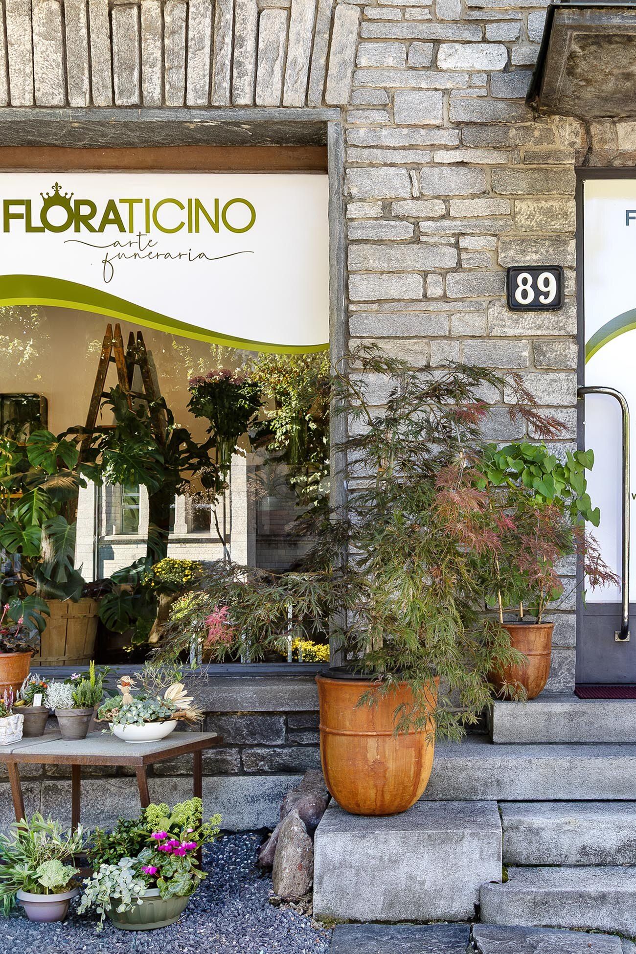 La boutique FLORA Ticino in Via Trevano 89 a Lugano, con piante e fiori davanti all’ingresso