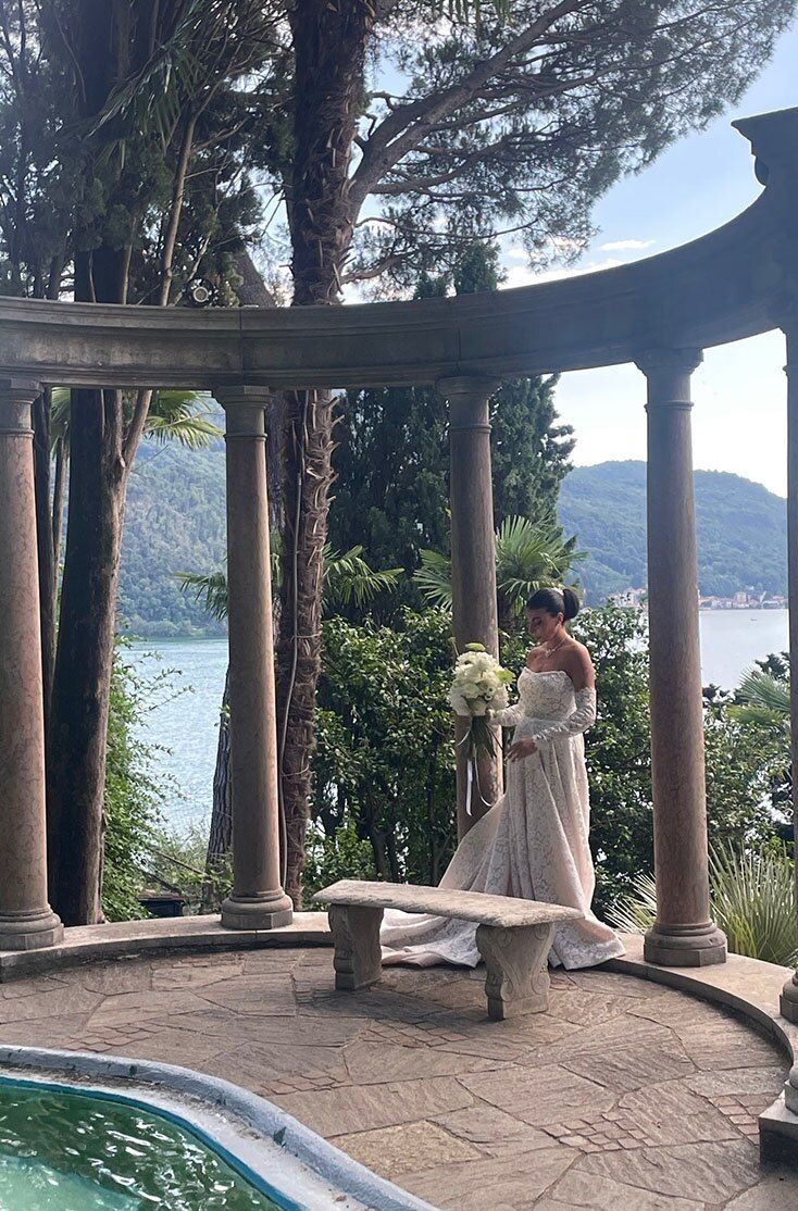 Sposa con bouquet in un tempietto sul lago