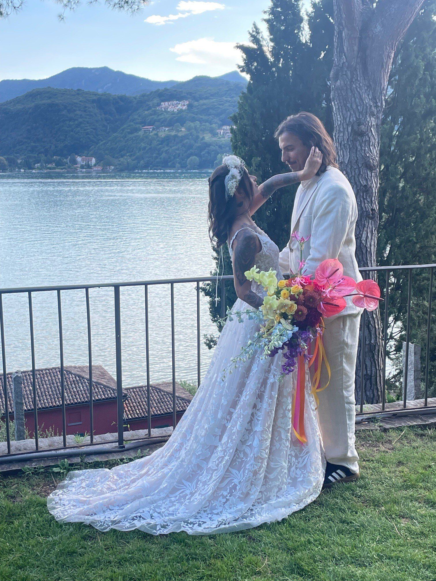 Sposi sul lago con un bouquet colorato di anthurium