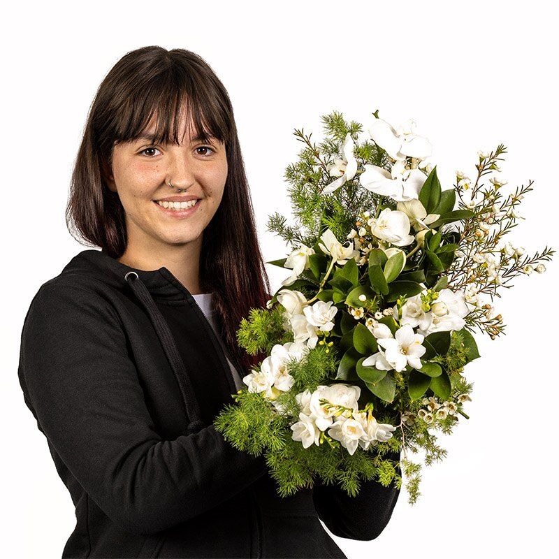 Veronica di FLORA Ticino con un bouquet